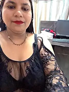 Snapshot of MOM-SUN-COUPLE chatting on June 18, 2026, 8:13 am MOM-SUN-COUPLE online show from June 18, 2026, 8:13 am