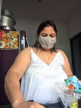 MOM-SUN-COUPLE online show from October 5, 2025, 10:28 am