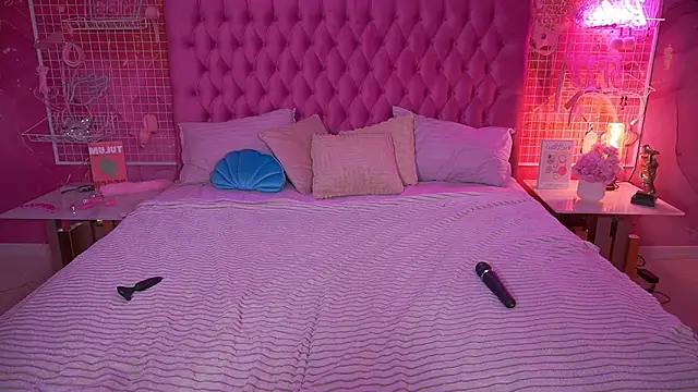 KimberlyWorld online show from February 2, 2026, 1:43 pm