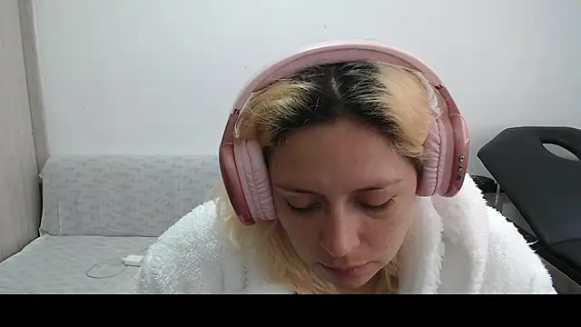 MommyMiaWs online show from March 10, 2025, 4:03 pm