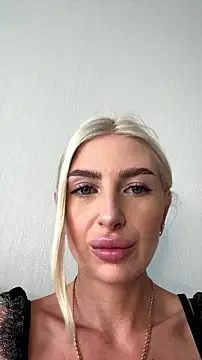 Mia Roxie online show from July 12, 2026, 3:18 am