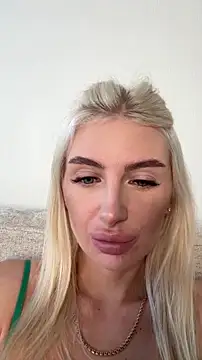 Mia Roxie online show from November 6, 2025, 3:32 am