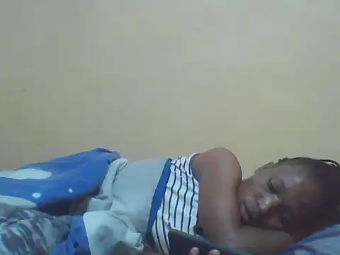 Smillie prety online show from November 17, 2025, 3:43 am