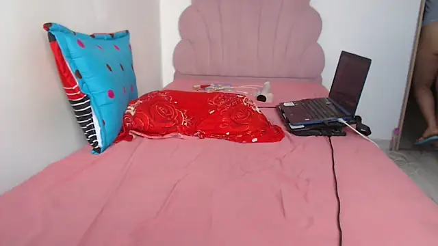 lady hot2xx online show from September 26, 2025, 3:52 pm