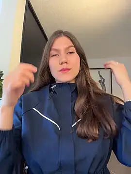 AmelieLaurent  online show from May 6, 2026, 1:26 pm