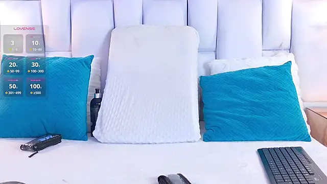 Iris Ross  online show from September 14, 2025, 11:54 am