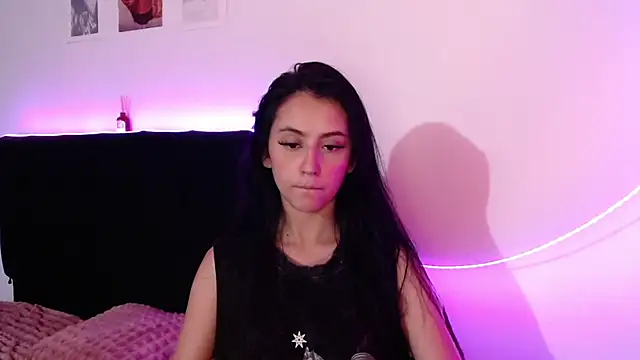 Coralinnee  online show from March 19, 2025, 4:03 am