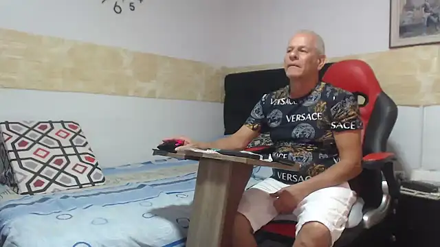 Snapshot of VALENTINO1983_ chatting on September 13, 2025, 5:29 am VALENTINO1983 online show from September 13, 2025, 5:29 am