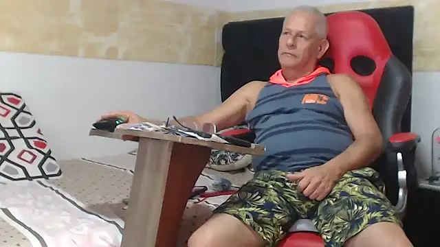 Snapshot of VALENTINO1983_ chatting on October 8, 2025, 9:04 pm VALENTINO1983 online show from October 8, 2025, 9:04 pm