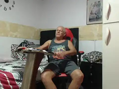 Snapshot of VALENTINO1983_ chatting on March 14, 2025, 5:05 am VALENTINO1983 online show from March 14, 2025, 5:05 am