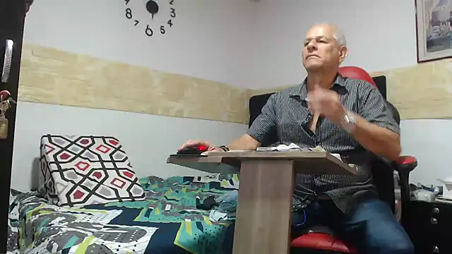 Snapshot of VALENTINO1983_ chatting on November 13, 2025, 10:57 pm VALENTINO1983 online show from November 13, 2025, 10:57 pm