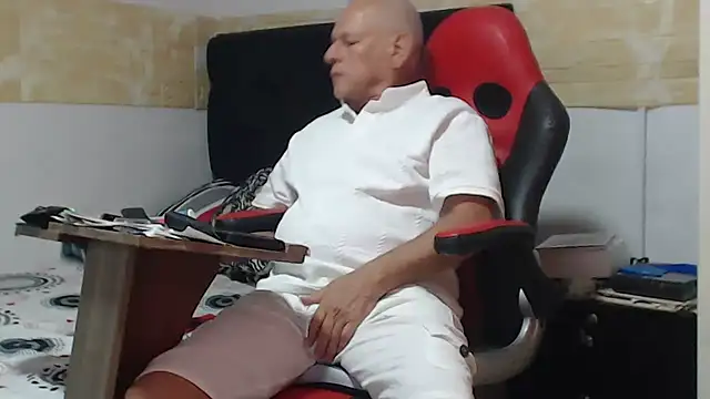 Snapshot of VALENTINO1983_ chatting on October 4, 2025, 4:41 pm VALENTINO1983 online show from October 4, 2025, 4:41 pm