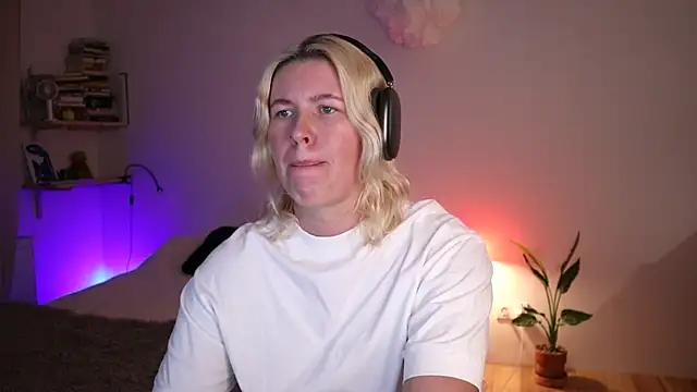 moonamii online show from January 29, 2025, 8:35 pm