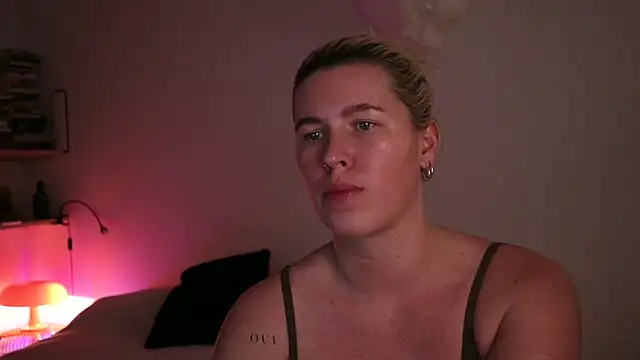 moonamii online show from February 18, 2025, 8:03 pm