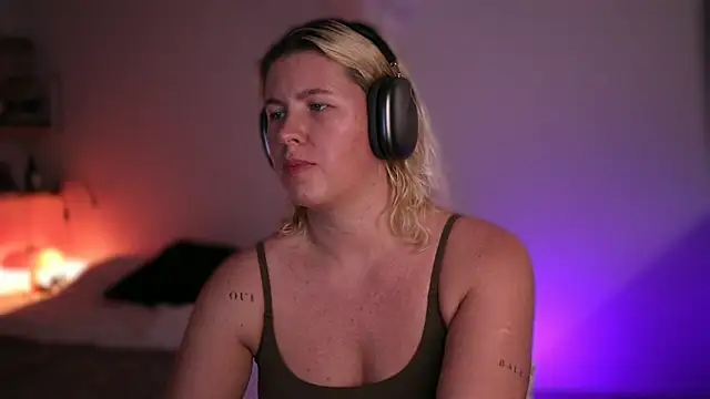 moonamii online show from February 27, 2025, 7:15 pm