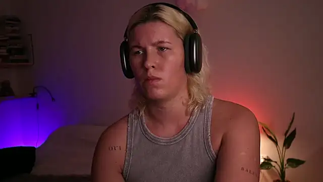 moonamii online show from January 30, 2025, 9:04 pm