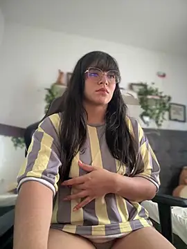 Lia flowers online show from October 5, 2025, 8:21 pm