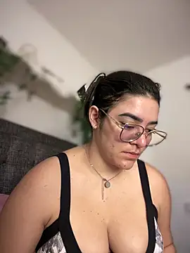 Lia flowers online show from March 17, 2025, 11:02 pm