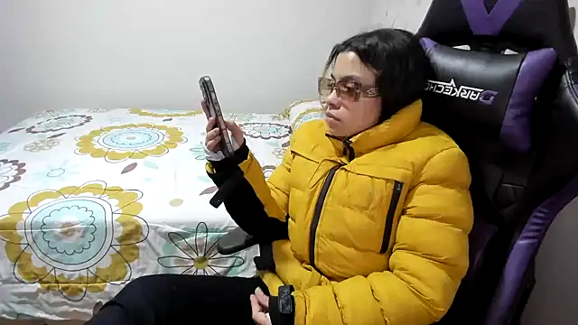 Snapshot of LuisaReyes_2911 chatting on February 15, 2026, 2:34 am LuisaReyes 2911 online show from February 15, 2026, 2:34 am
