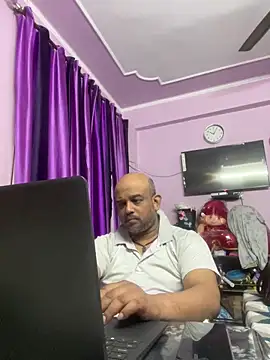 Dick 6inches online show from November 4, 2025, 4:33 pm