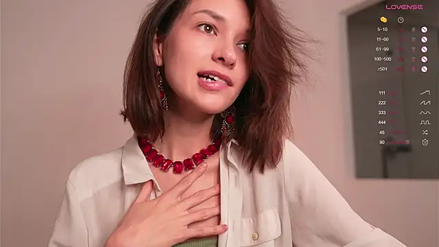 VivianLy  online show from December 16, 2024, 7:48 am