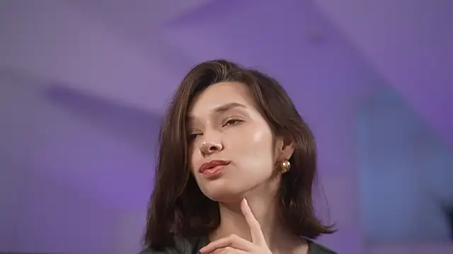 VivianLy  online show from January 9, 2025, 7:52 am