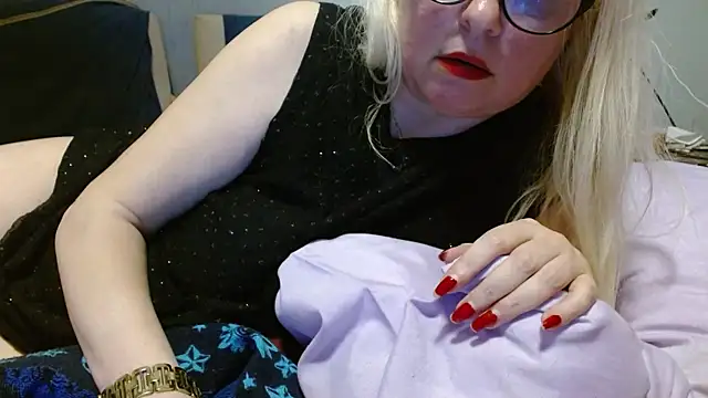 martachatte online show from April 30, 2026, 8:27 pm