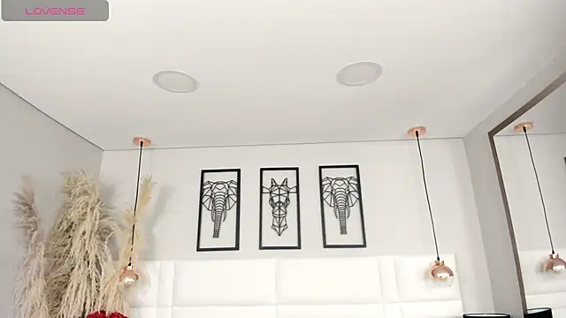 Rebeca jones online show from September 18, 2025, 12:08 pm