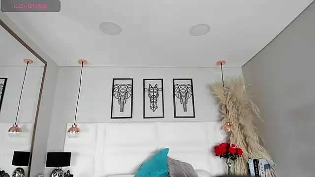 Rebeca jones online show from November 10, 2025, 12:21 pm