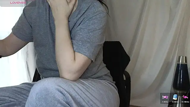 Mia G0ld online show from January 13, 2026, 3:27 pm