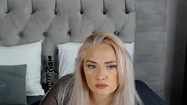 IsabellaDeRosa online show from September 28, 2025, 10:55 am