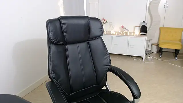 Crystal-dreamt online show from October 2, 2025, 1:36 pm