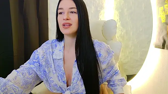 moniqque online show from October 22, 2025, 4:56 am