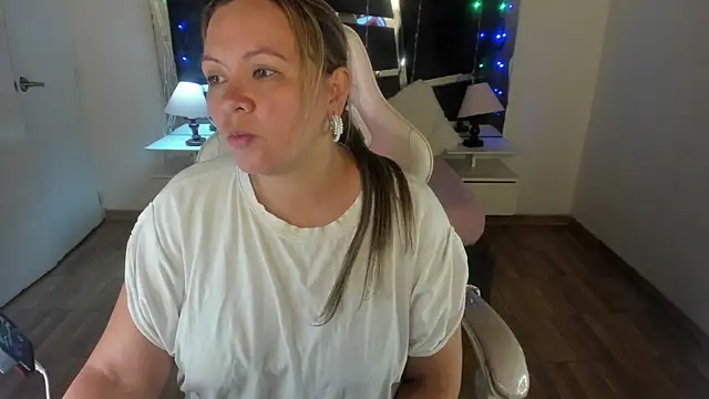 victoria rosse520 online show from February 25, 2025, 8:32 pm