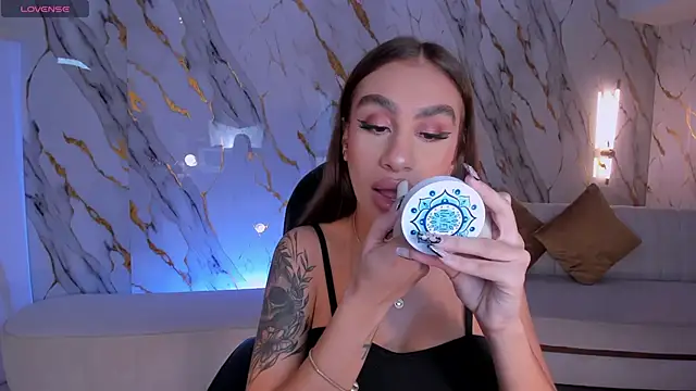 DannaCruz online show from November 14, 2025, 7:28 pm