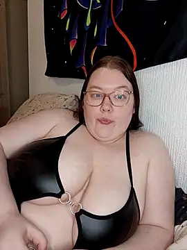 Sexycurvyemilyy online show from March 22, 2026, 8:32 pm