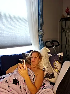 SkyelarSommer online show from October 28, 2025, 3:44 pm