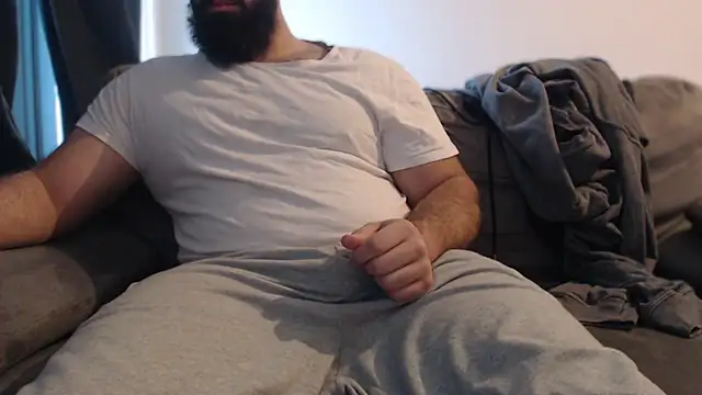 hugemachohandsome online show from December 3, 2025, 9:09 am