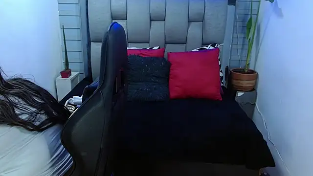 evelin zaens online show from August 1, 2026, 4:32 am