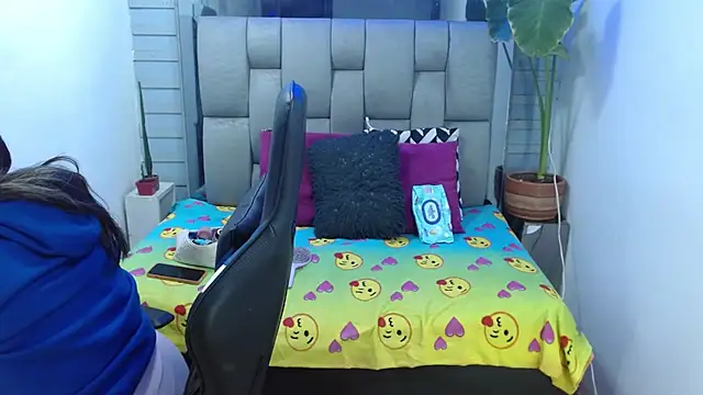 evelin zaens online show from July 26, 2026, 4:52 am