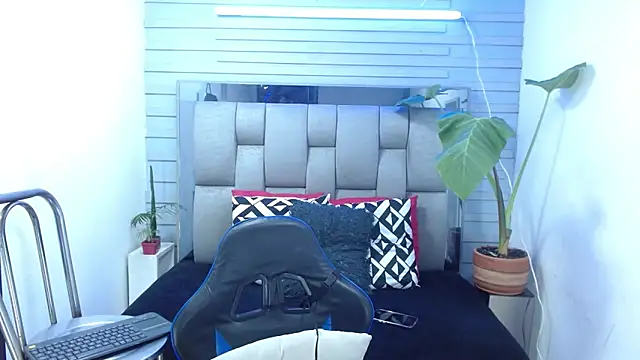 evelin zaens online show from May 3, 2026, 4:50 am