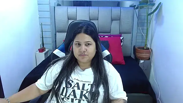 evelin zaens online show from August 4, 2026, 4:50 am