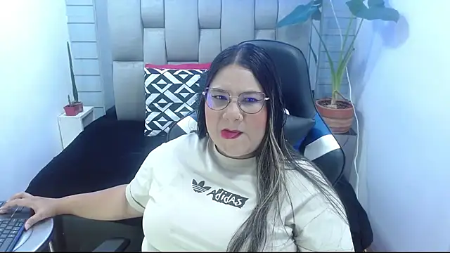 evelin zaens online show from June 24, 2026, 3:49 am