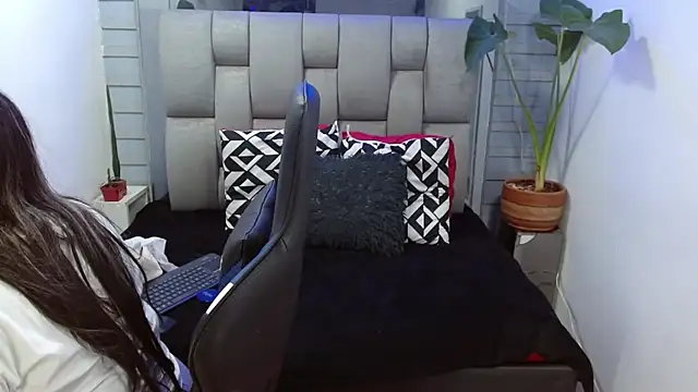 evelin zaens online show from July 2, 2026, 3:56 am