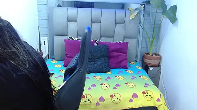 evelin zaens online show from July 18, 2026, 6:33 am