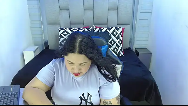 evelin zaens online show from September 16, 2025, 4:02 am