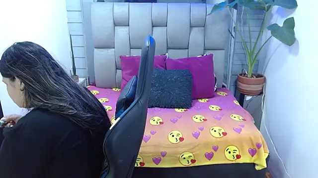 evelin zaens online show from July 8, 2026, 3:41 am