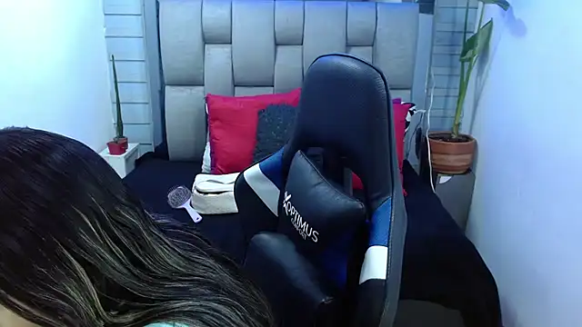 evelin zaens online show from August 2, 2026, 4:44 am