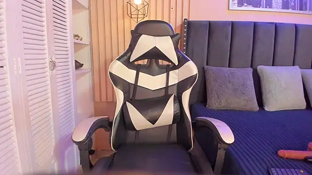 ashlye miller  online show from November 25, 2025, 4:13 am