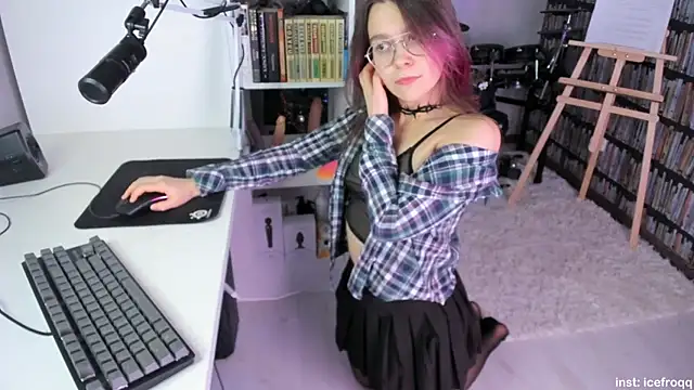 Snapshot of icefroqq chatting on January 22, 2025, 9:43 pm icefroqq online show from January 22, 2025, 9:43 pm